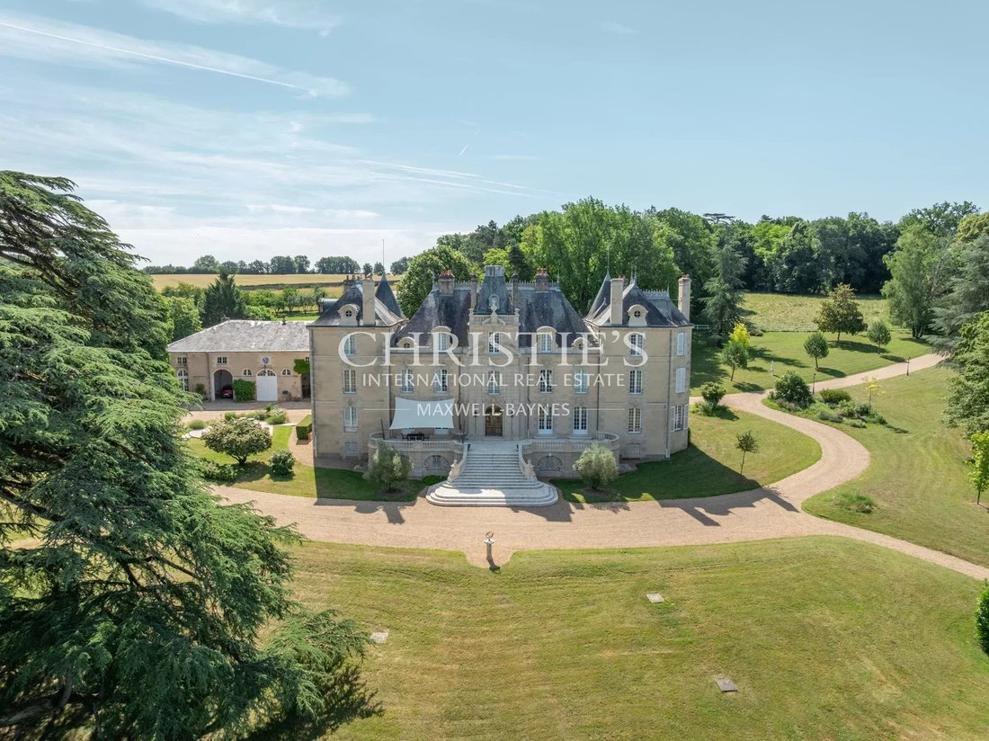 Estate in Poitiers, Nouvelle-Aquitaine, France 1 - 17541474