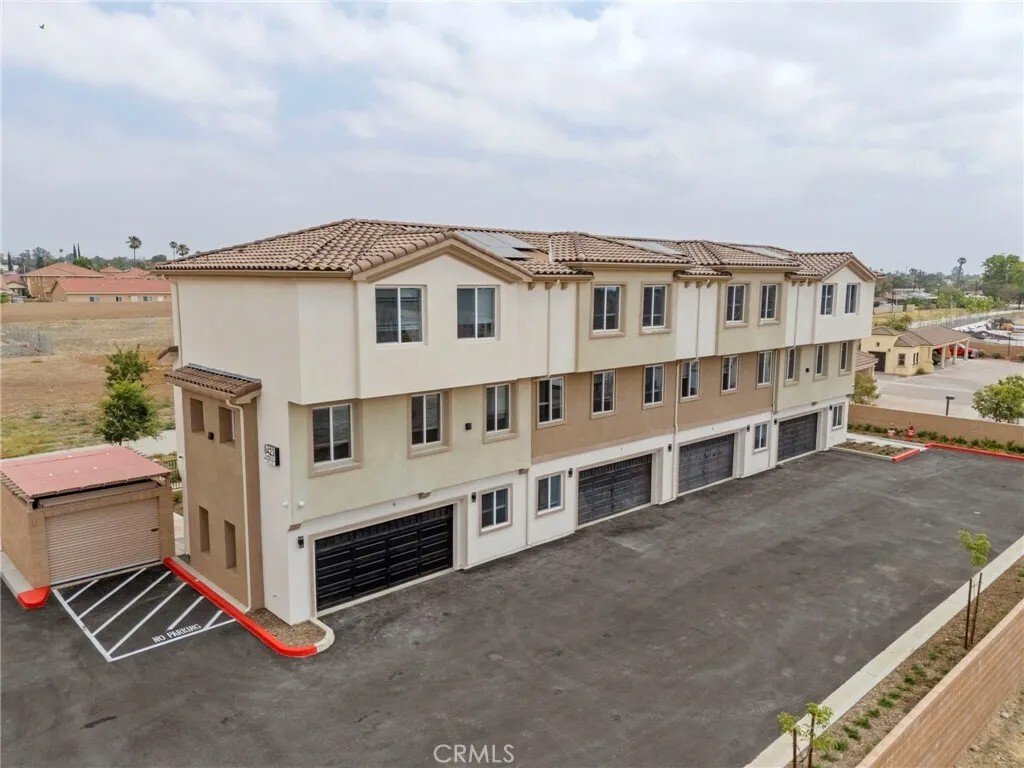 Fontana, California, United States 1 - 18095496