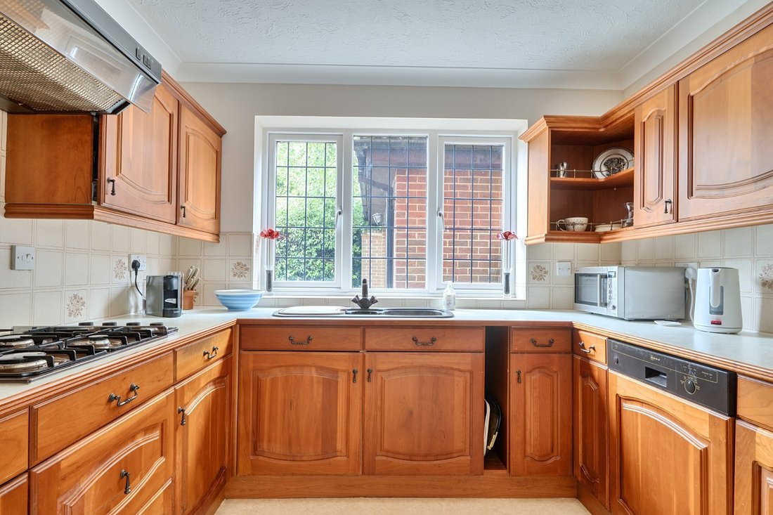 House in West Byfleet, Woking, England 5 - 18091324