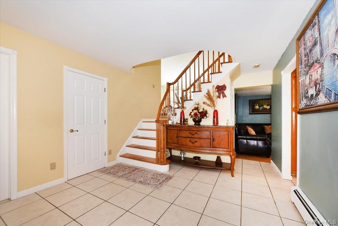 House in Commack, New York, United States 5 - 18104719