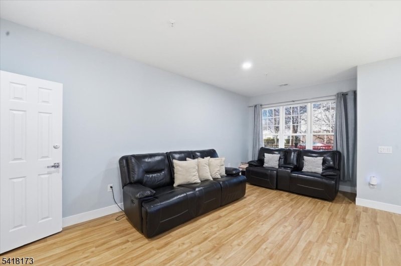 Condo in Newark, New Jersey, United States 5 - 18094328