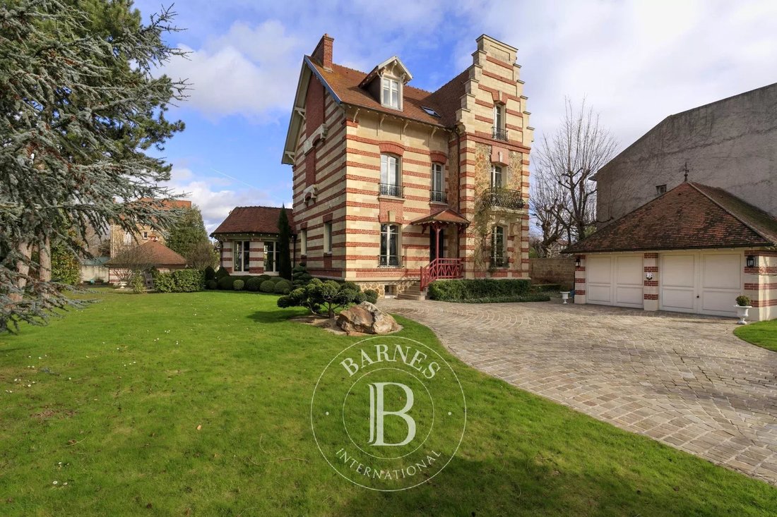House in Le Vésinet, Ile-de-France, France 1 - 17502909
