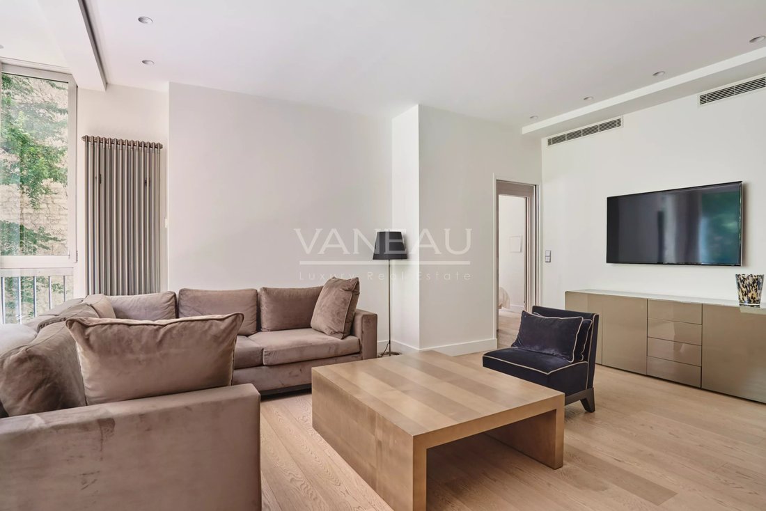 Apartment in Triangle d'Or, Paris 8e Arrondissement, Paris 2 - 18093762