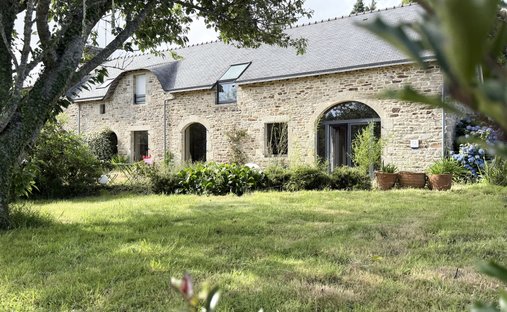 House in Centre Peri, Saint-Ave, France 1