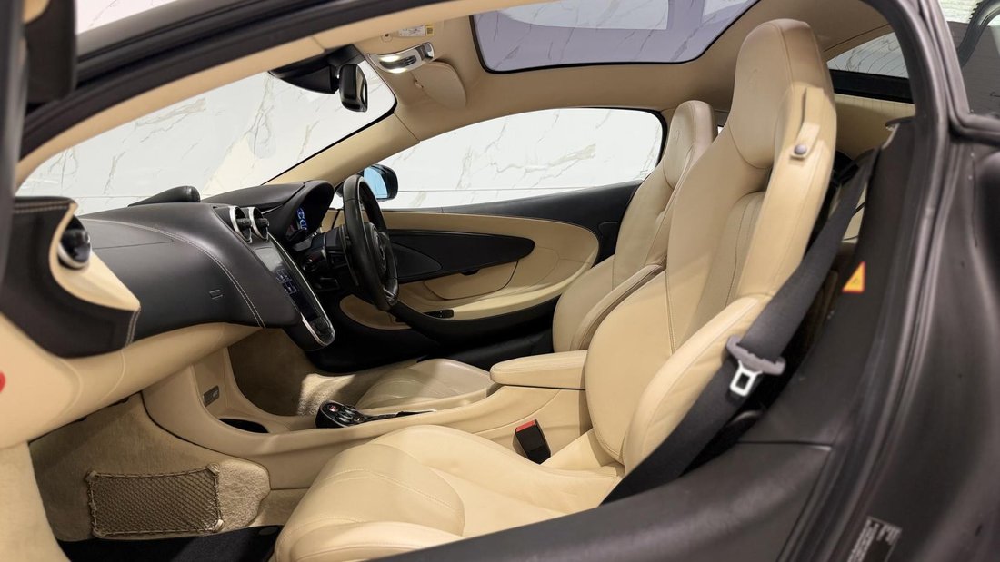 Coupe in Ruislip, United Kingdom 3 - 18102359