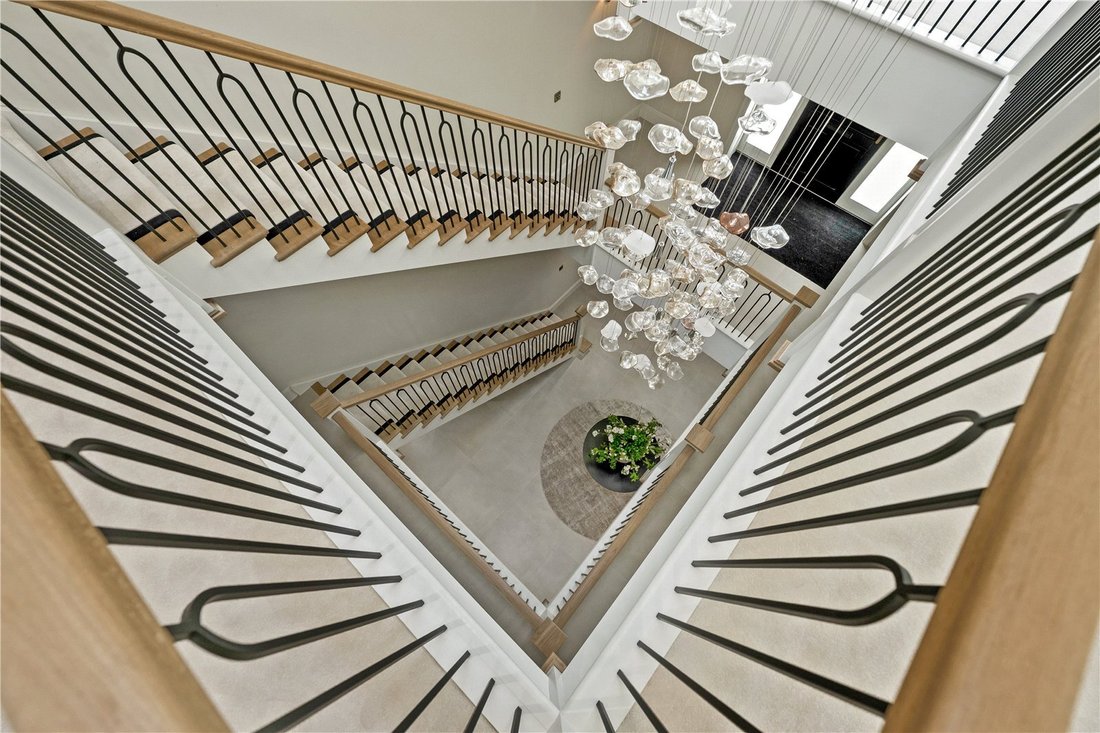 House in Esher, Elmbridge, England 4 - 18093555