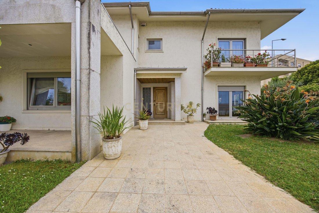 Villa in Mafamude e Vilar do Paraiso, Porto District, Portugal 1 - 18098942