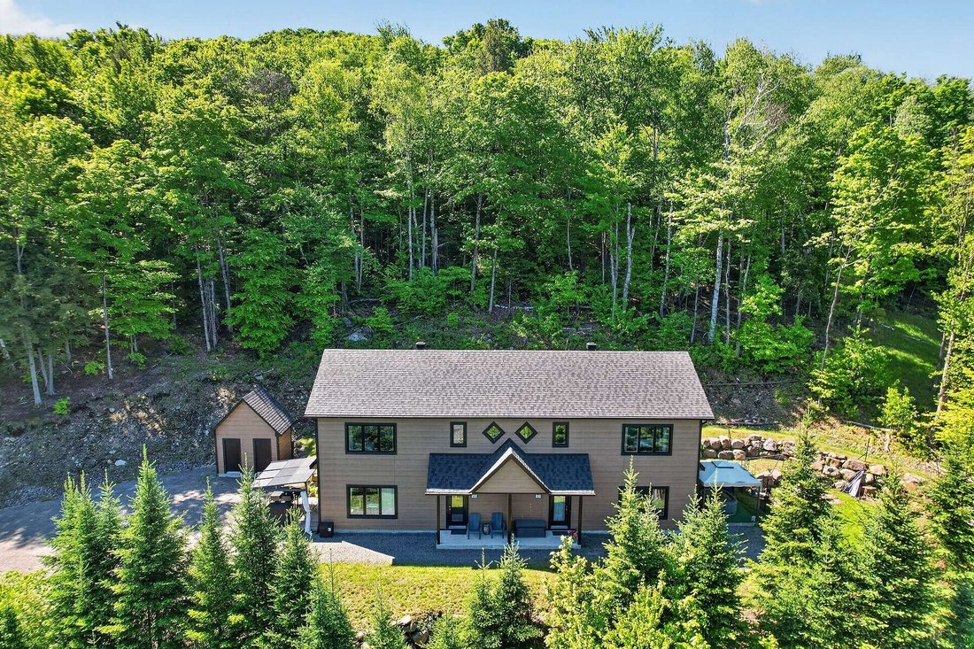 House in Saint-Sauveur, Quebec, Canada 2 - 18090530