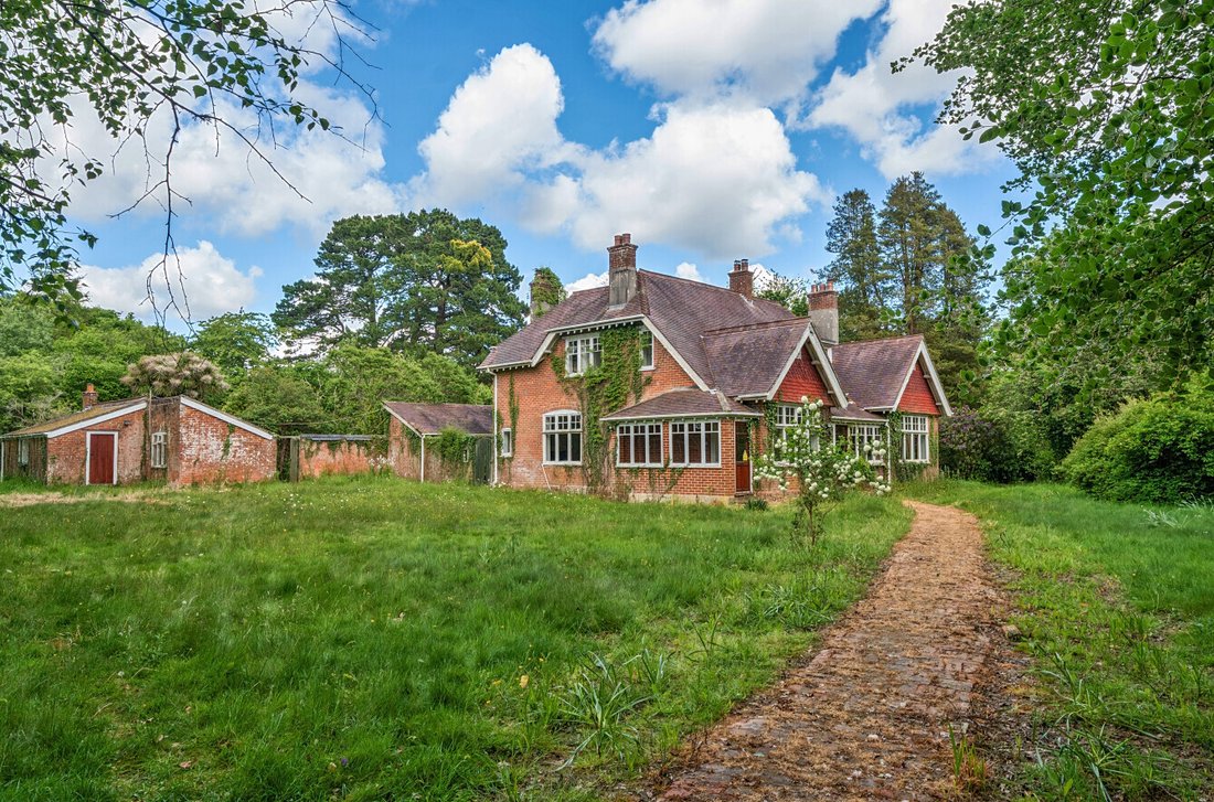 House in Burley, England 2 - 18091369