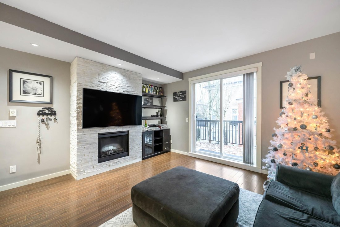 House in Surrey, British Columbia, Canada 4 - 18096403