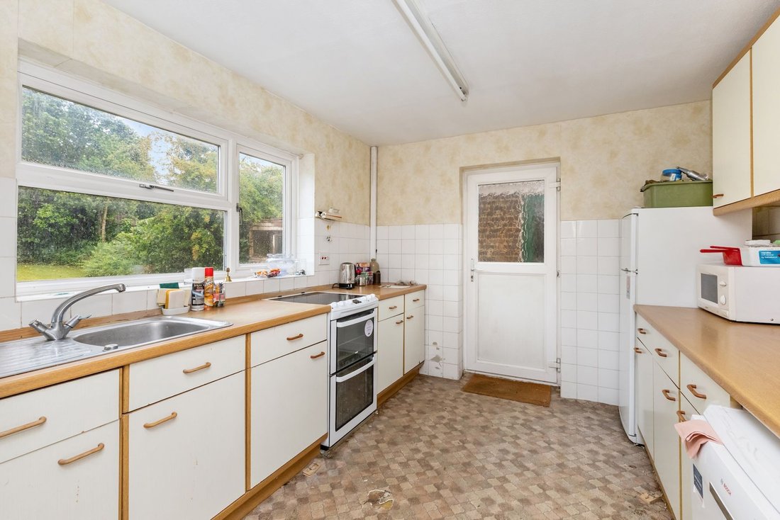 House in Horsham, England 4 - 18093245