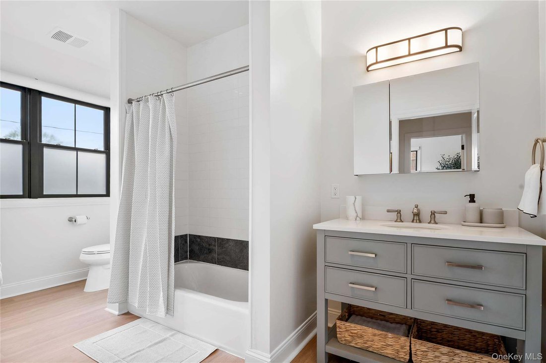 Condo in Saratoga Springs, New York, United States 5 - 18094464