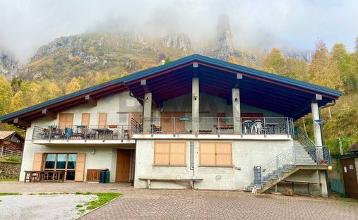 Casa di campagna a Ballabio, Lombardia, Italia 1