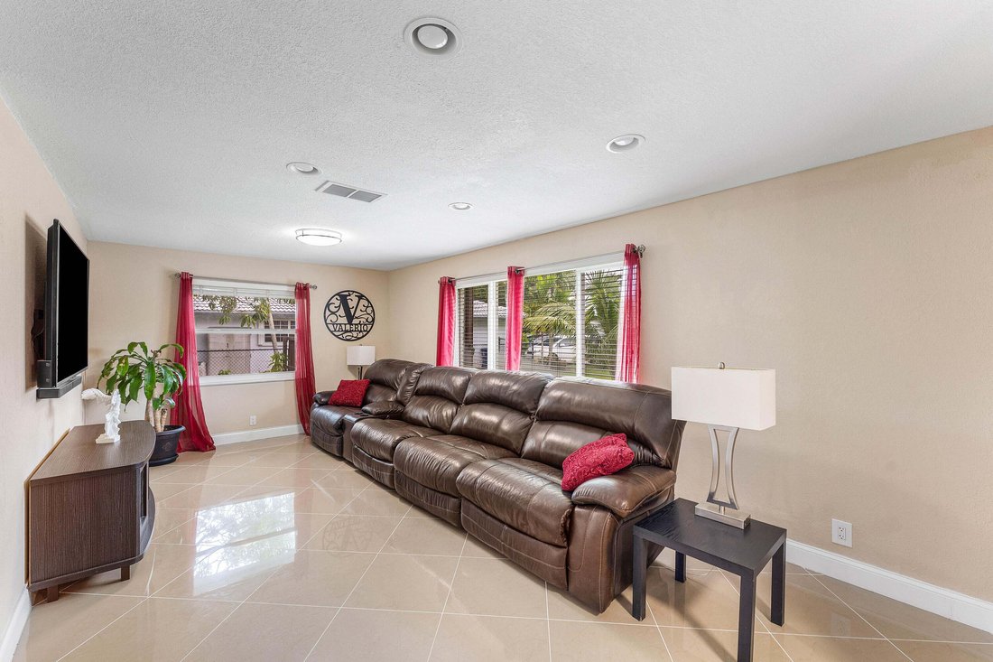House in Coral Springs, Florida, United States 4 - 18105575