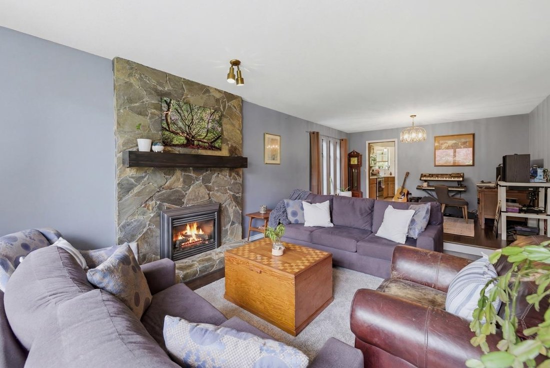 House in Surrey, British Columbia, Canada 3 - 18103296