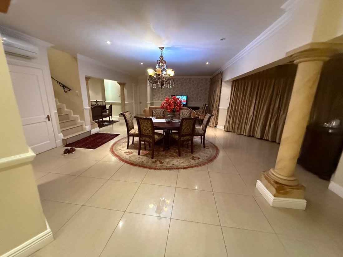 Apartment in Illovo, Chislehurston, Gauteng 2 - 18099639