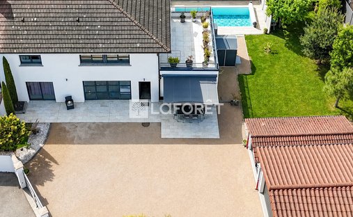 Villa in Centre Ville, Bourg-en-Bresse, France 1