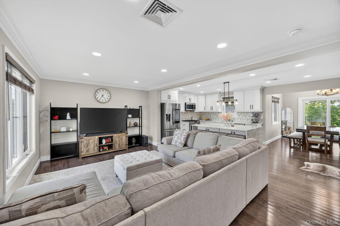 House in Hicksville, New York, United States 3 - 18100843