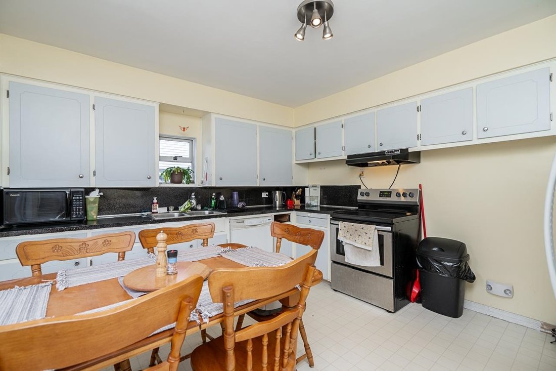 House in Surrey, British Columbia, Canada 4 - 18096428