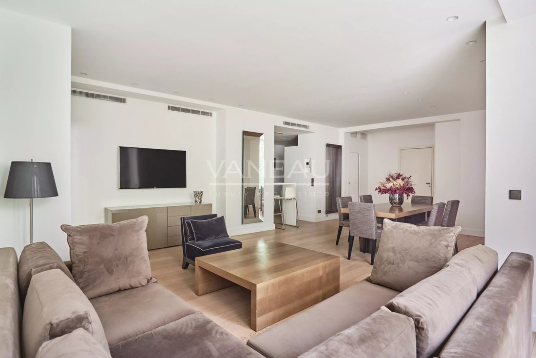 Apartment in Triangle d'Or, Paris 8e Arrondissement, Paris 1 - 18093762