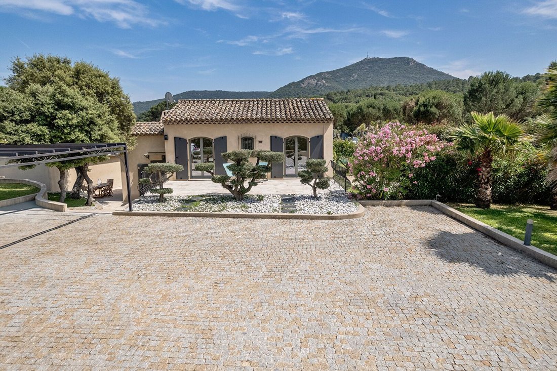 Villa in Le Plan-de-la-Tour, Provence-Alpes-Côte d'Azur, France 1 - 18107189