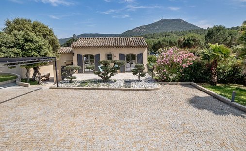 Villa in Le Plan-de-la-Tour, Provence-Alpes-Côte d'Azur, France 1