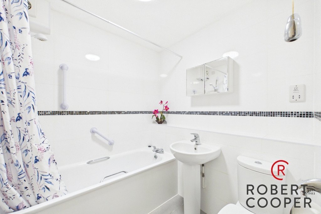 Apartment in Pinnerwood Park, Hillingdon, England 5 - 18108753