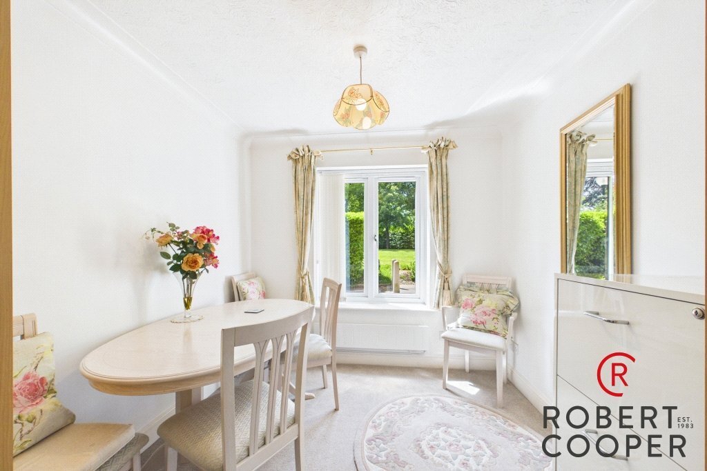 Apartment in Pinnerwood Park, Hillingdon, England 4 - 18108753