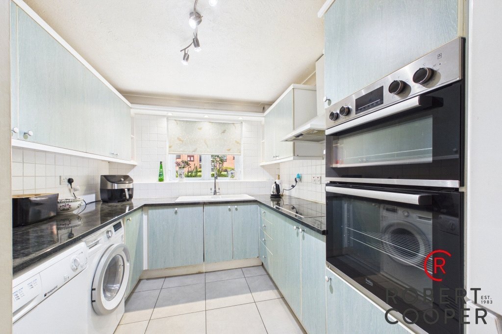 Apartment in Pinnerwood Park, Hillingdon, England 2 - 18108753