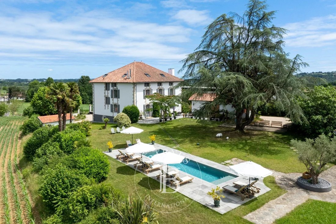 Estate in Guiche, Nouvelle-Aquitaine, France 1 - 18109095
