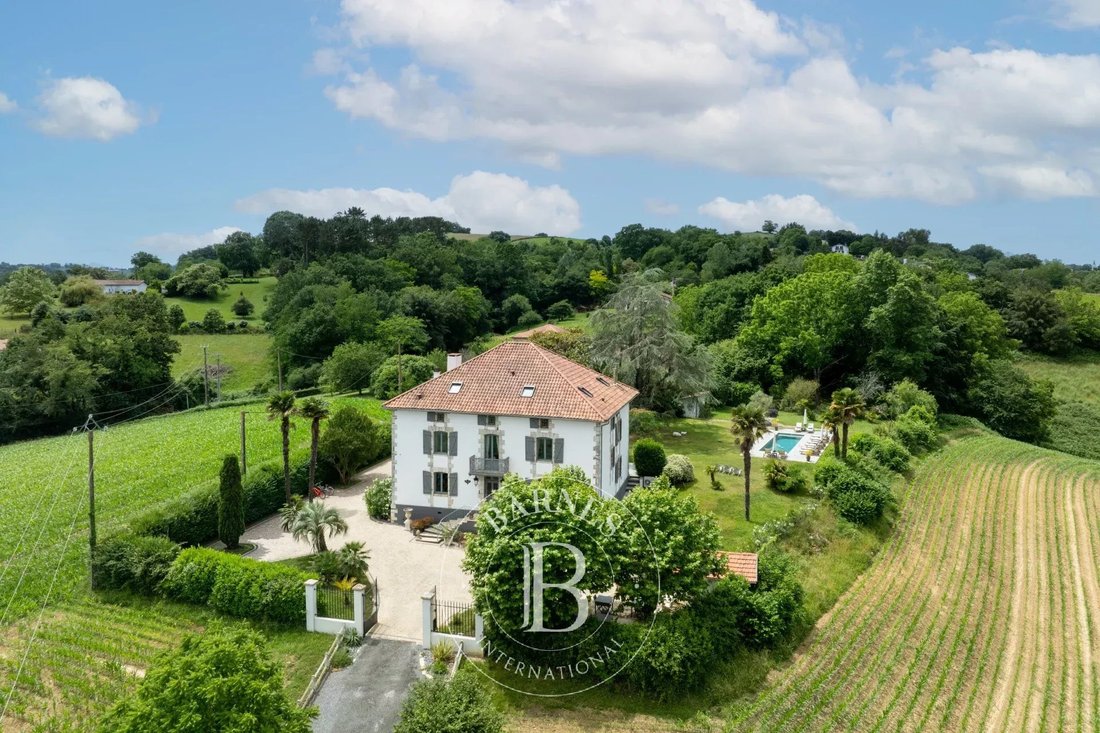 Estate in Guiche, Nouvelle-Aquitaine, France 3 - 18109095