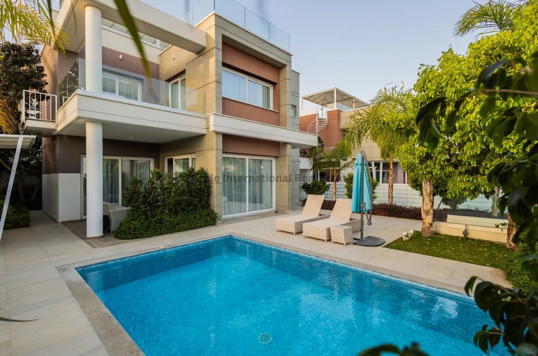 Villa in Mouttagiaka, Limassol, Cyprus 1 - 18109336