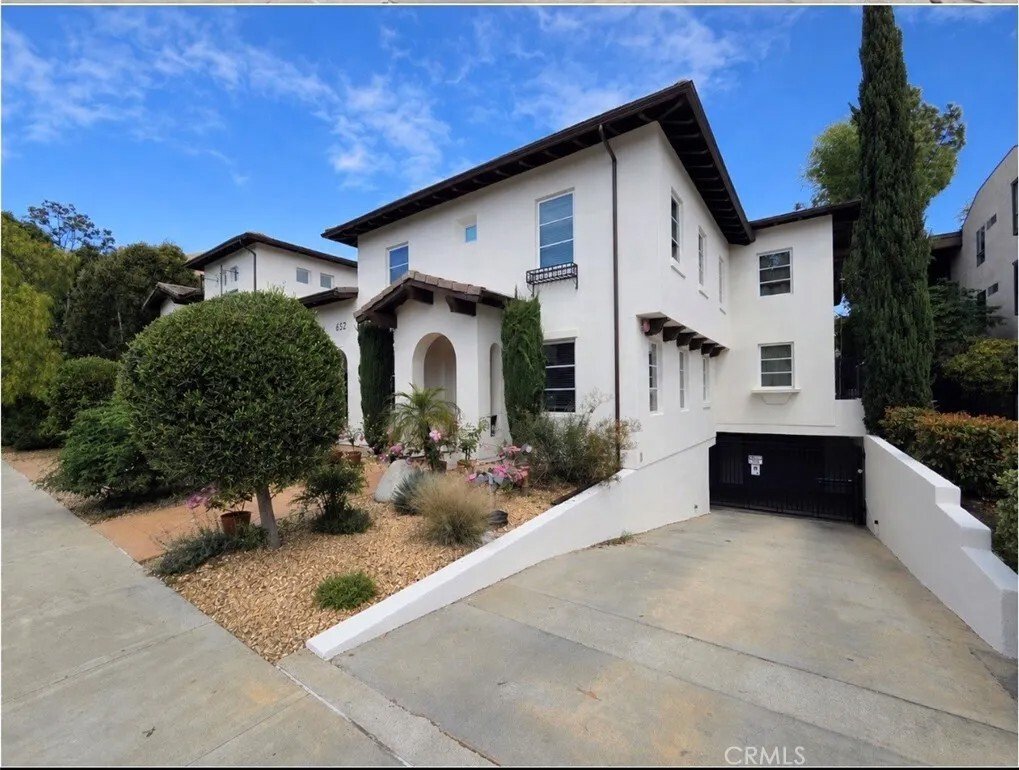 Altadena, California, United States 5 - 18109582