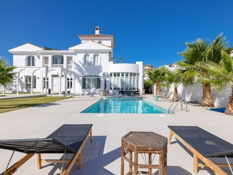 Villa in La Linea de la Concepcion, Andalusia, Spain 2 - 18109754