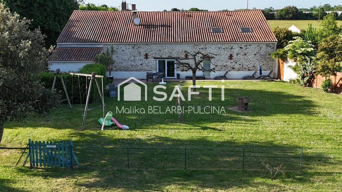 House in Saint-Hilaire-la-Foret, Pays de la Loire, France 2 - 17389538