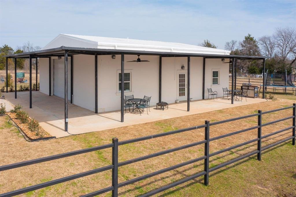 House in Tool, Texas, United States 3 - 18109425