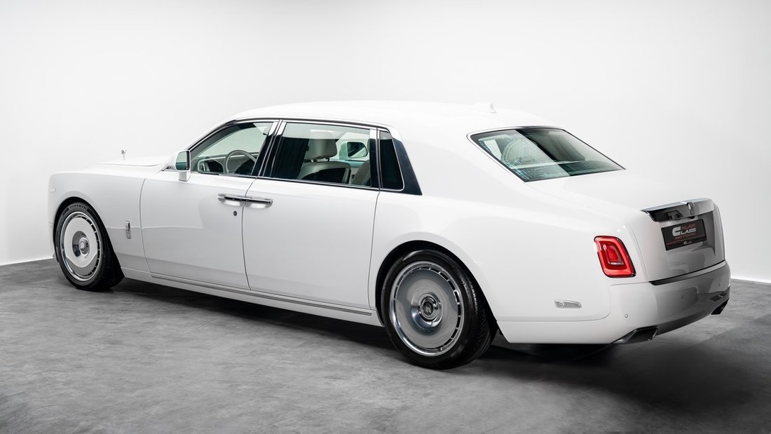 Sedan in Dubai, United Arab Emirates 2 - 18109696