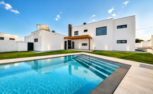 House in Silveira, Lisbon, Portugal 1
