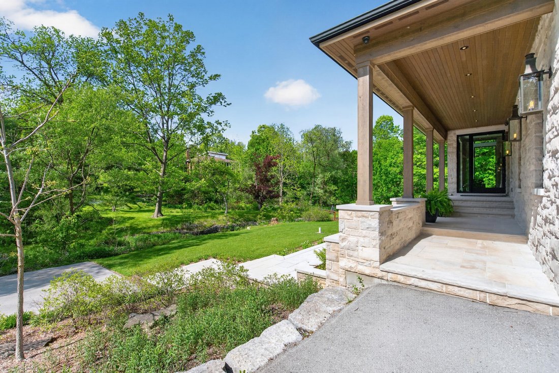 Estate in Hamilton, Ontario, Canada 2 - 18109960