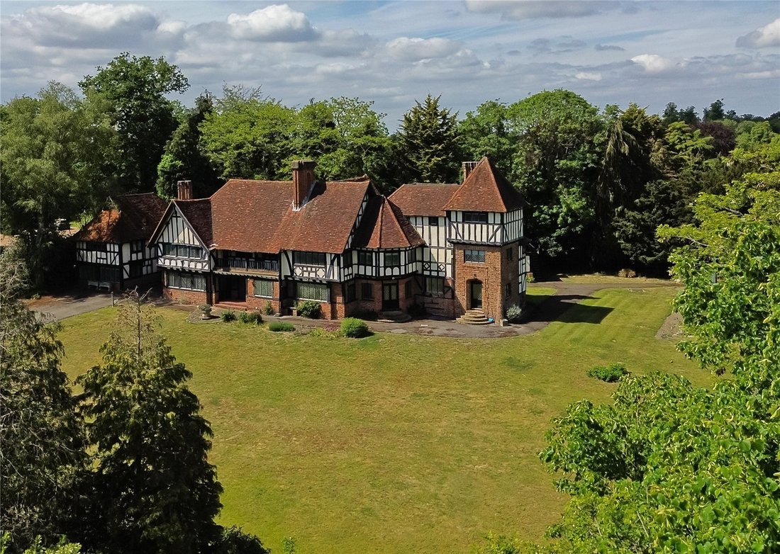 House in Esher, Elmbridge, England 2 - 18111152
