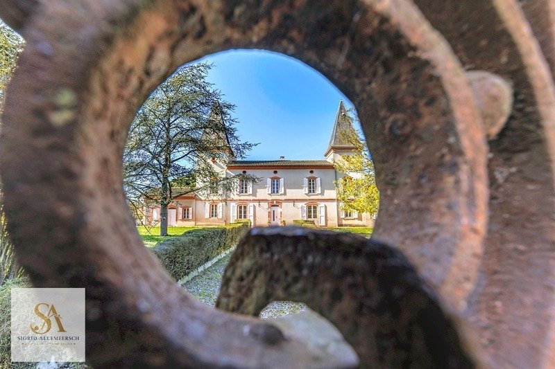 Castle in Saint Cyprien, Toulouse, France 2 - 18111304