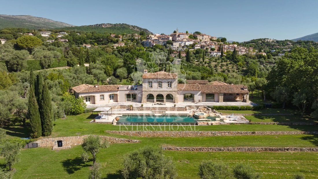 Estate in Châteauneuf-Grasse, Provence-Alpes-Côte d'Azur, France 1 - 17283499