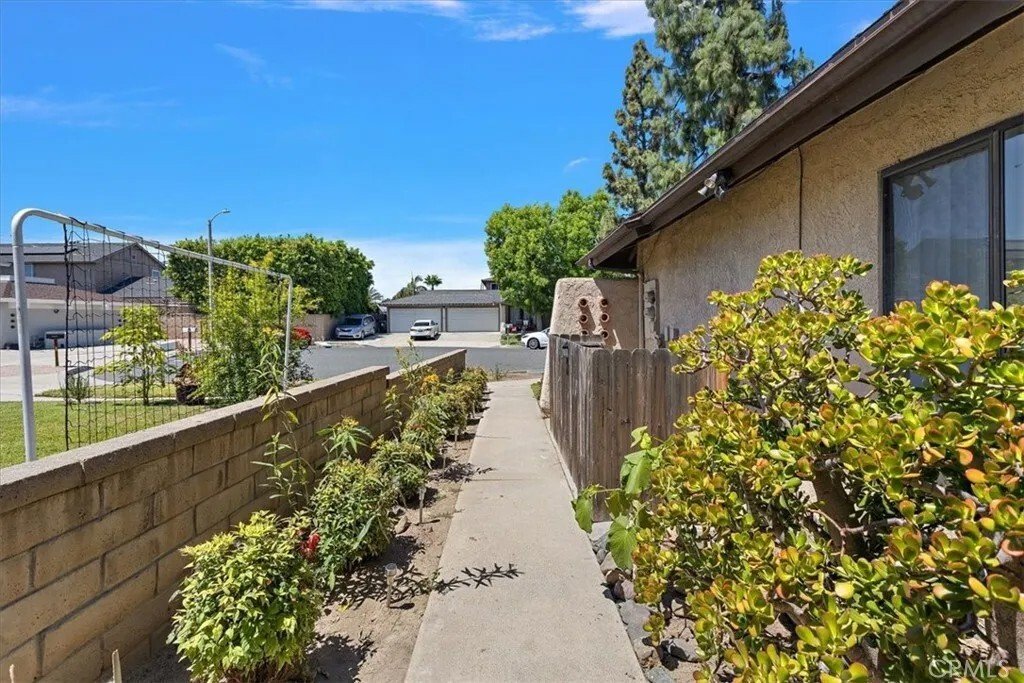 Santa Ana, California, United States 4 - 18030094
