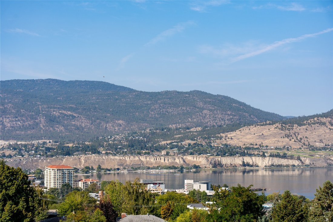 House in Penticton, British Columbia, Canada 3 - 18114584
