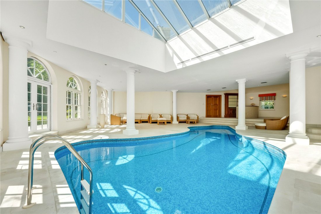 House in Brooklands, Elmbridge, England 3 - 18111065