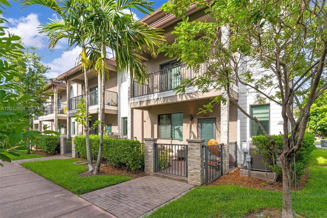Townhouse in Miami Springs, Florida, United States 2 - 18113025