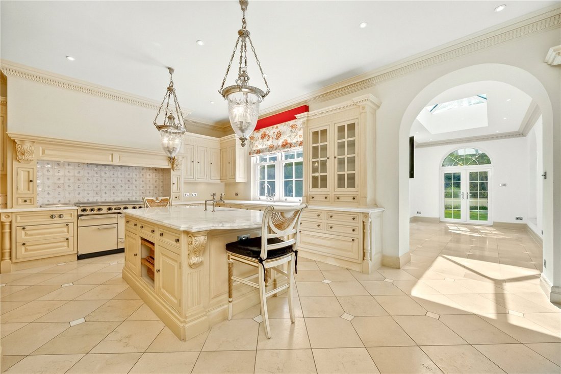 House in Brooklands, Elmbridge, England 2 - 18111065