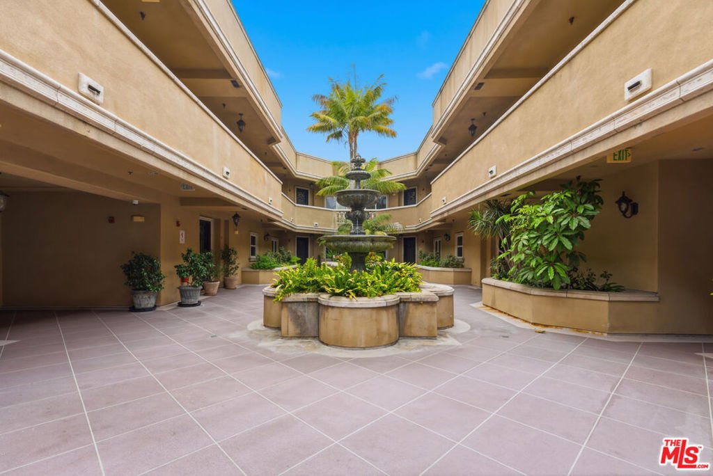 Condo in Los Angeles, California, United States 3 - 18112658