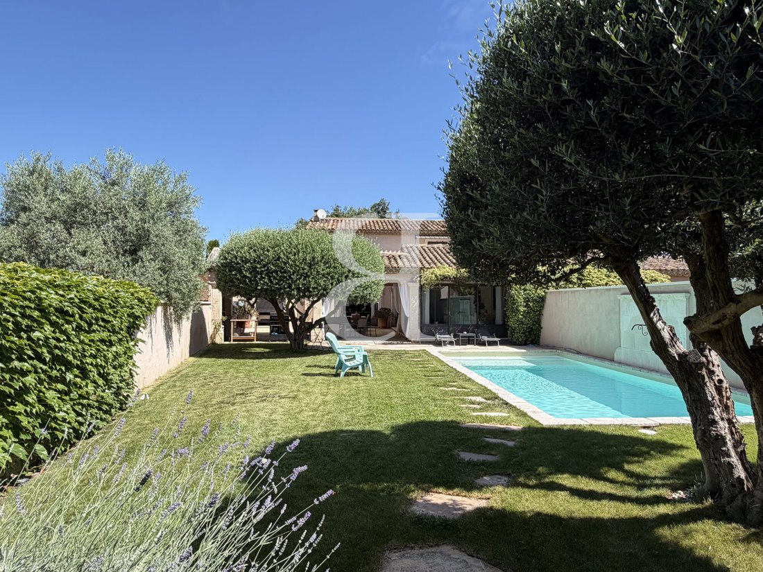 Villa in Maubec, Provence-Alpes-Côte d'Azur, France 1 - 16838325