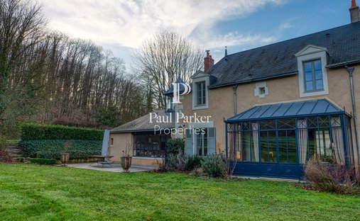 Villa in La Chartre-sur-le-Loir, Pays de la Loire, France 1